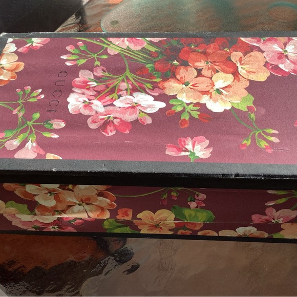 Gucci Bloom Slip Ons - Picture 4 of 11